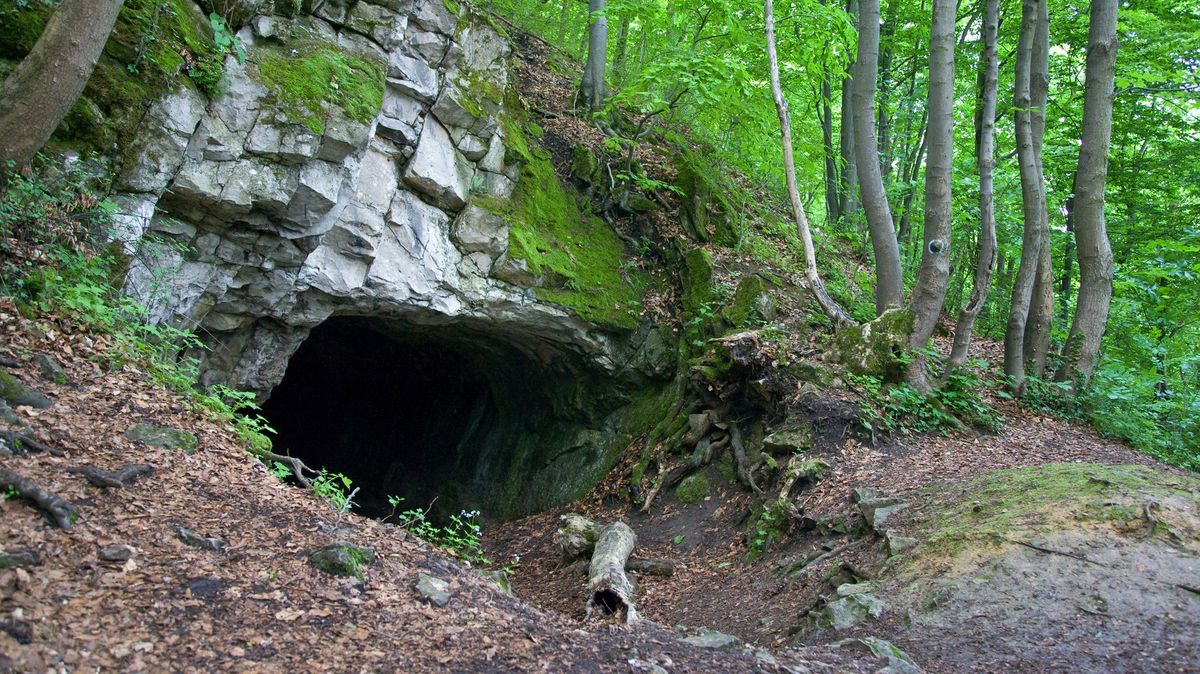 Lupič na útěku se kvůli pětistovce sám na 14 let uvěznil v jeskyni